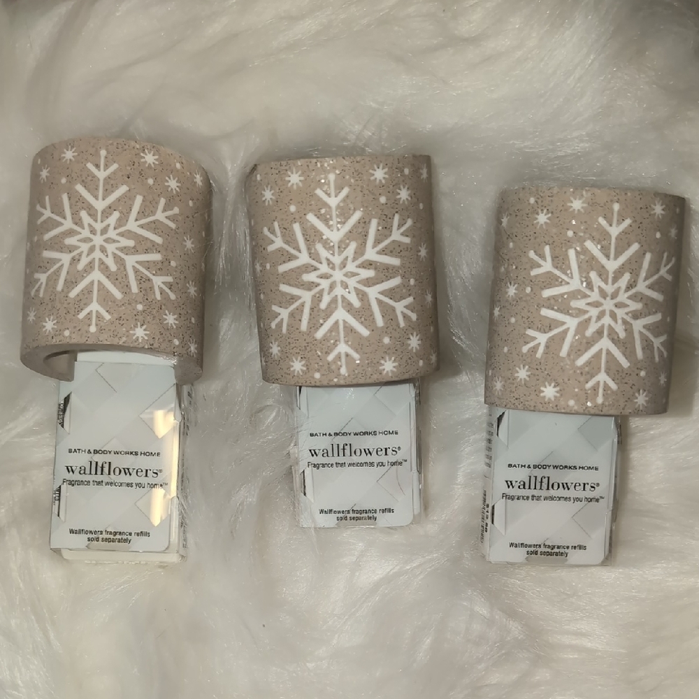 Bath & Body Works Snowflake Wallflower Plug-In - Tan and White